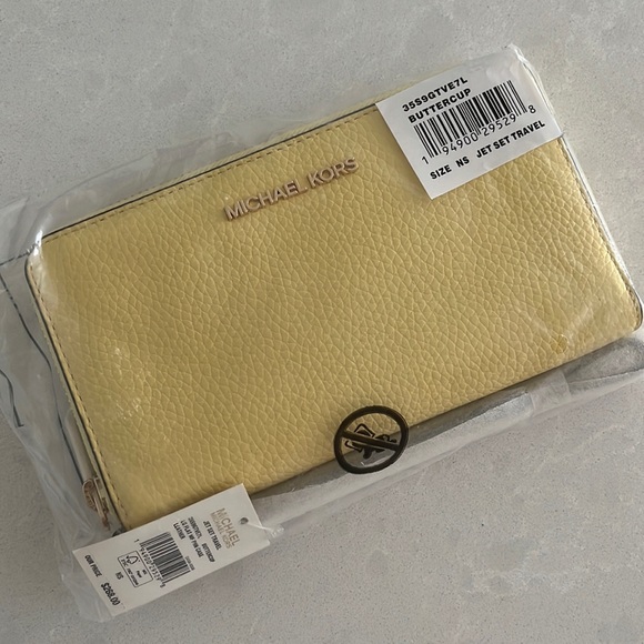 Michael Kors wallet - Picture 1 of 3